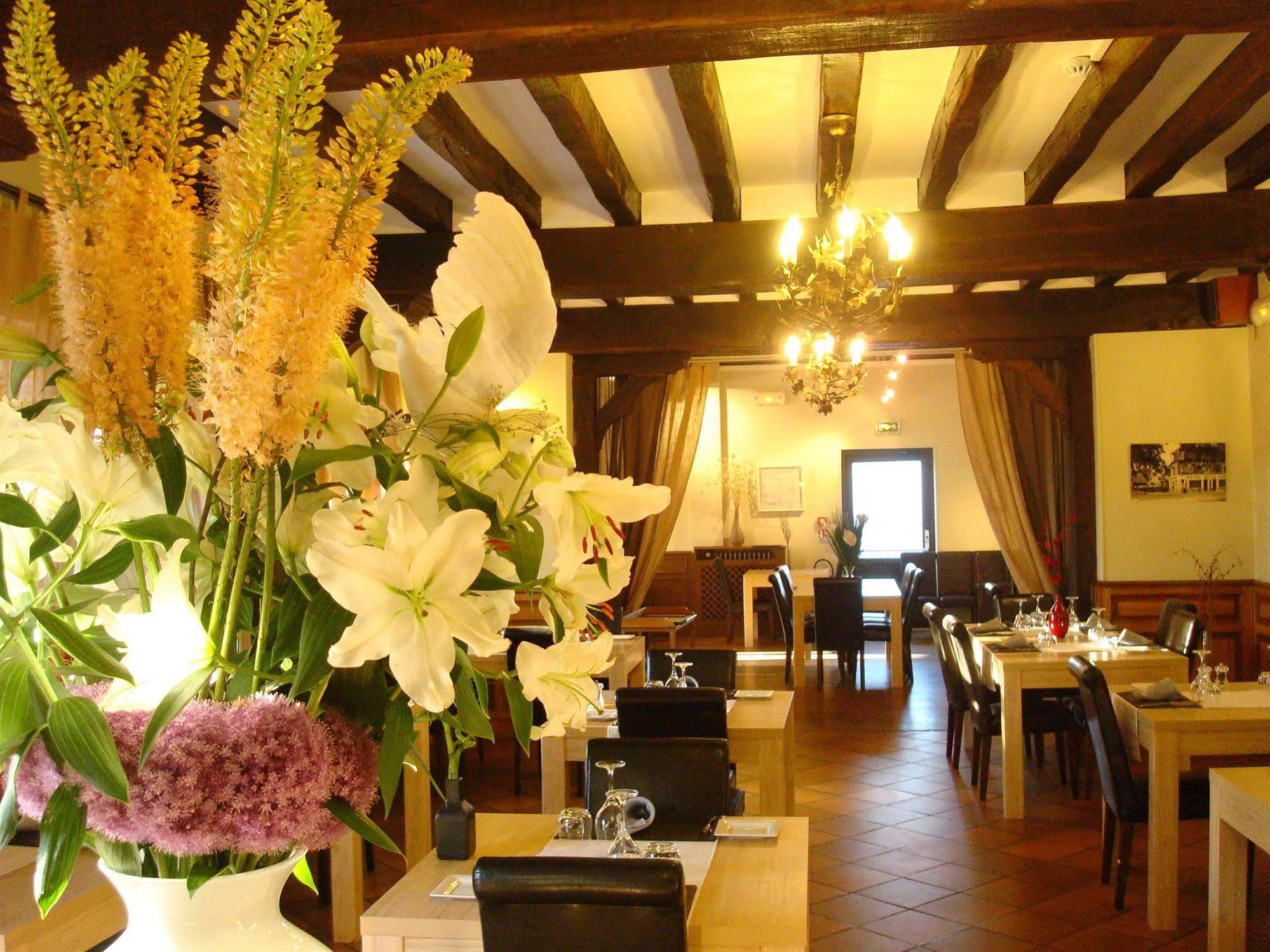 Logis Hotel La Foret Senonches Экстерьер фото